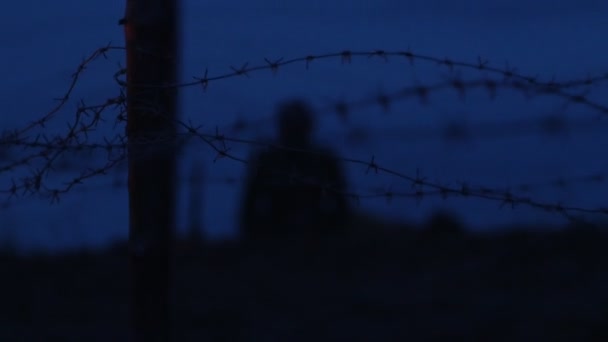 Ein Soldat, der nachts im Schützengraben auf Patrouille sitzt — Stockvideo