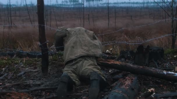 Soldado muerto tendido en el alambre de hierro — Vídeos de Stock