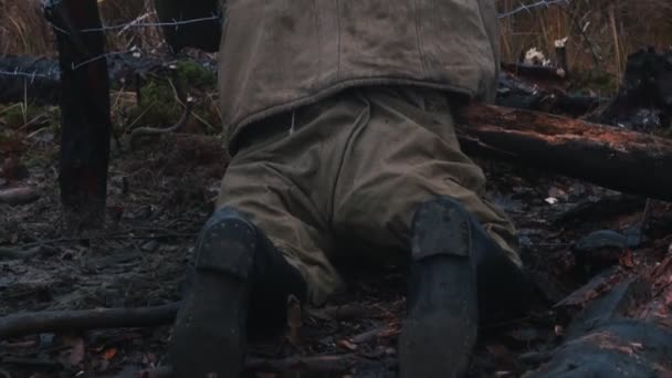 Dead soldier lying on the iron wire - scorched forest at evening — Stock Video