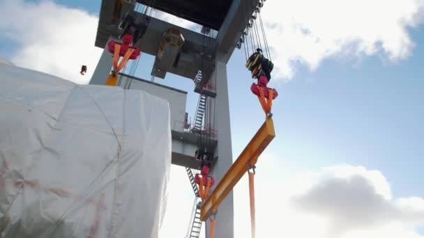 Vrachtvervoer - een grote industriële hefmachine — Stockvideo