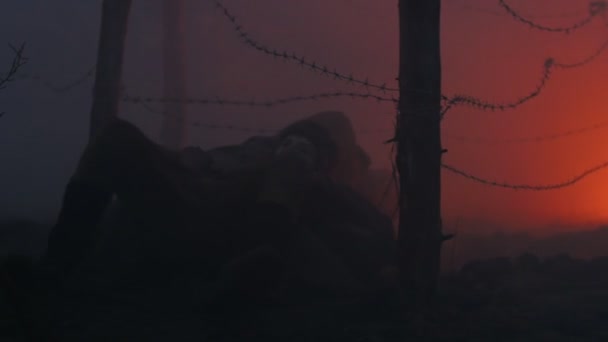 19-10-2019 RUSSIA, REPUBBLICA DEL TATARSTAN: Soldato che striscia sotto il ferro metallico cercando di fuggire dal fuoco — Video Stock