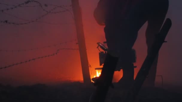 19-10-2019 Russland, Republik Tatarstan: Soldat kriecht unter das Drahteisen und versucht dem Feuer zu entkommen - Kameramann filmt - Backstage des Films — Stockvideo