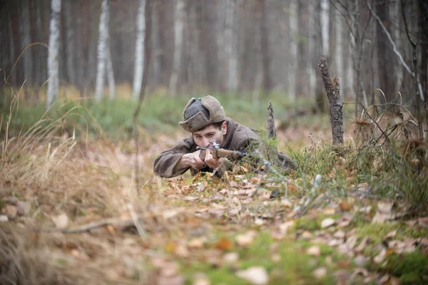 Un soldado de la Segunda Guerra Mundial yace en el bosque y va a disparar — Foto de Stock