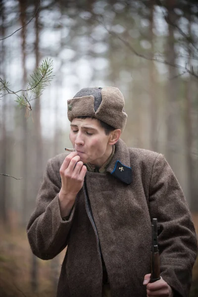 Voják z druhé světové války se sám válí v lese. — Stock fotografie