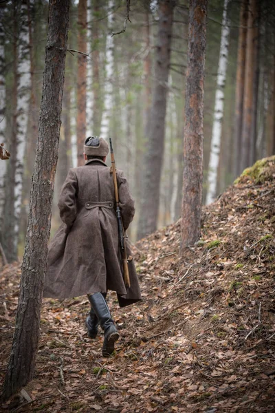 Voják druhé světové války jde do lesa. — Stock fotografie