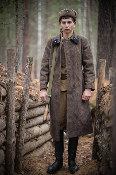 Un joven soldado de la Segunda Guerra Mundial está de pie en la trinchera — Foto de Stock