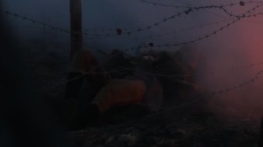 Asker tel ütünün altında sürünüyor ateşten kaçmaya çalışıyor