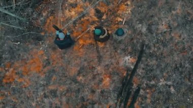 2. Dünya Savaşı askerleri ormanda yürüyüp geceyi geçirecekleri yeri hazırlıyorlar.