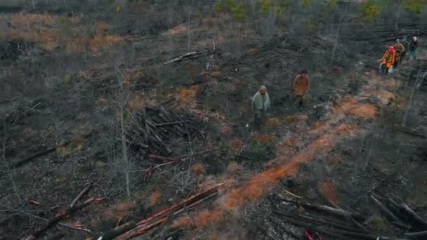 19-10-2019 RUSIA, REPÚBLICA DE TATARSTÁN: Soldados de la Segunda Guerra Mundial caminando sobre el suelo quemado — Vídeos de Stock