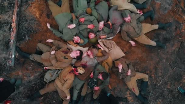 19-10-2019 러시아, 타타르스탄 공화국: 불타는 땅에 누워 있는 많은 군인들의 시체 - 군사 영화 촬영의 뒷배경 — 비디오