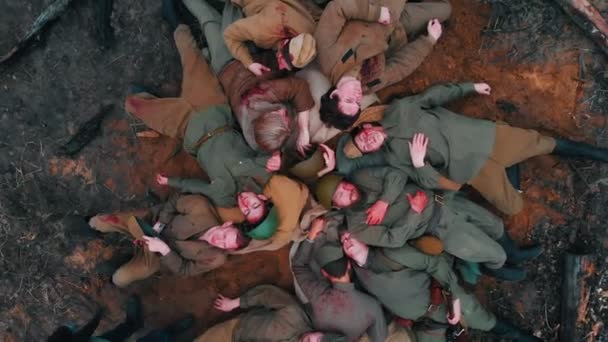 19-10-2019 Росія, Республіка Татарстан: багато поранених солдатів лежачі на випаленому ґрунті лісу - за лаштунками зйомок військового фільму. — стокове відео