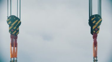 Büyük bir kargo nakliyesi. Büyük bir detayı taşımak üzere olan büyük bir kargo nakliye makinesi.