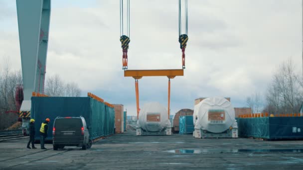 Frachtschifffahrt - Arbeiter stehen auf der Baustelle und unterhalten sich mit einem Autofahrer — Stockvideo