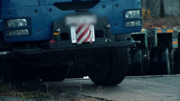 Frachtschifffahrt - ein großer LKW kommt auf die Baustelle — Stockvideo