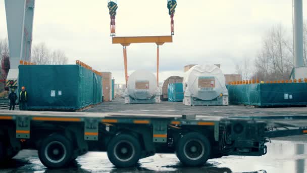 大型货物起重机- -前进方向经过的运输卡车 — 图库视频影像