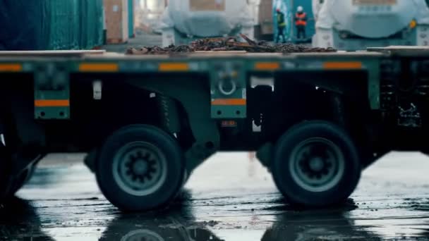 Ένα μεγάλο φορτηγό μεταφοράς ιππασίας στο εργοτάξιο — Αρχείο Βίντεο