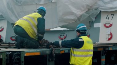 Kargo nakliyesi - erkek işçiler kamyona yükleme yapar.