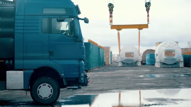 Грузовые перевозки - большой грузовой автомобиль прибывающий на строительную площадку — стоковое видео