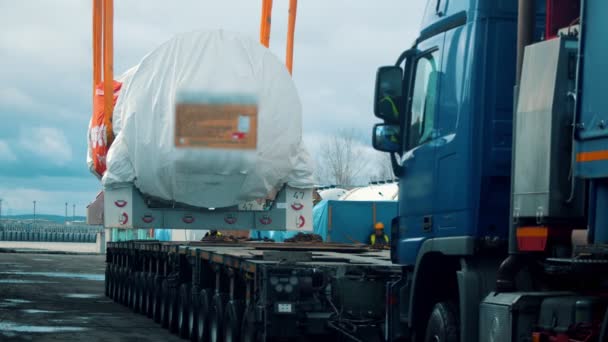 Transport de marchandises - un gros camion approche sous la cargaison — Video