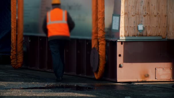 Un trabajador del hombre que fija el tubo flexible — Vídeos de Stock