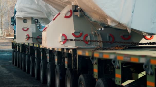 Pengiriman kargo - sebuah truk besar meninggalkan lokasi konstruksi dengan kargo — Stok Video