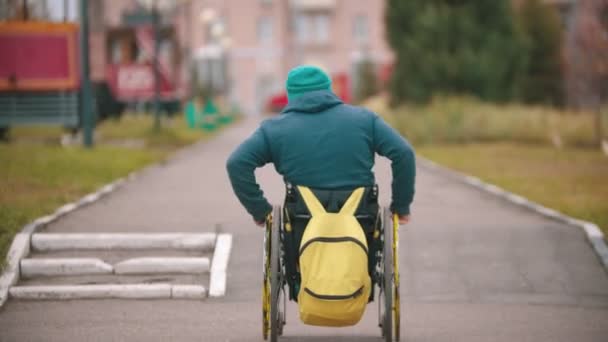 Handikappad man i rullstol reser sig över en ramp — Stockvideo