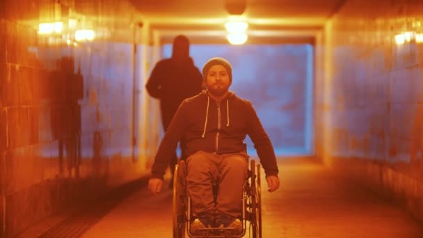 Handikappad man i rullstol ridning i gångtunneln — Stockvideo