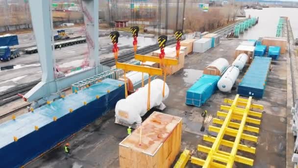 Вантажний порт - великий промисловий кран, що переміщує вантаж з вантажних перевезень — стокове відео