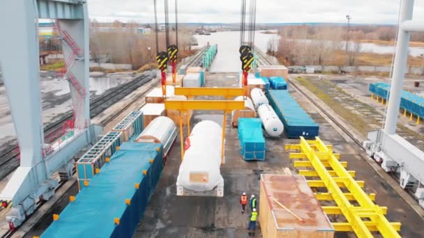 Port de fret - Une grande grue industrielle déplaçant la cargaison dans les airs — Video