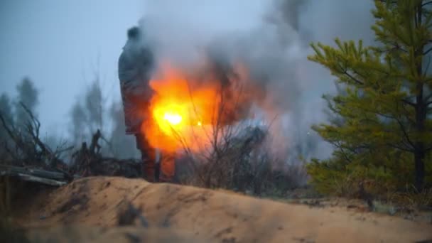 Un soldado con bengalas encendidas al aire libre en el campo — Vídeo de stock