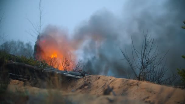 Солдат держит на поле зажженную ракету - делает фальшивый дым и туман — стоковое видео