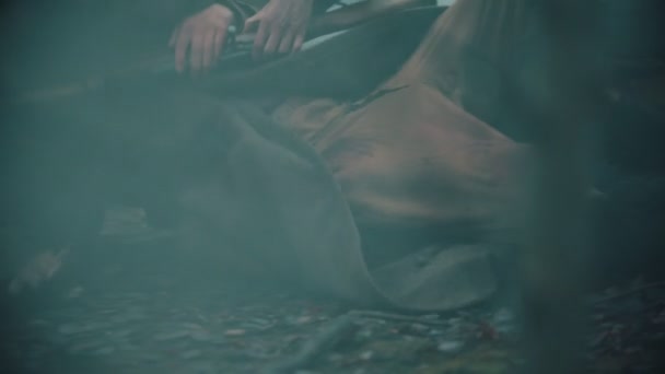 Раненые солдаты ползают по земле в туманном лесу — стоковое видео