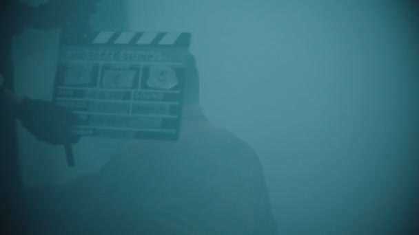 19-10-2019 RUSIA, REPÚBLICA DE TATARSTÁN: película clapper - backstage of filming - un soldado en el bosque — Vídeos de Stock