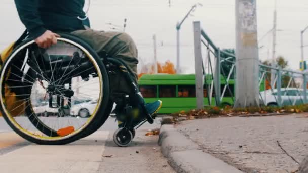 Behinderter im Rollstuhl versucht eine Stufe zu erklimmen - andere Menschen helfen ihm — Stockvideo