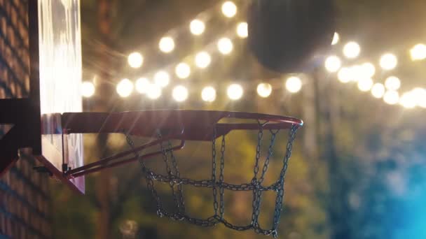 Pallacanestro ottenere nel cerchio sul parco giochi all'aperto di notte — Video Stock