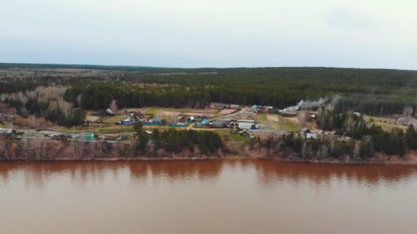 Vila industrial na costa do rio sujo marrom — Vídeo de Stock