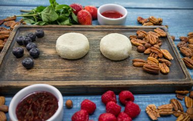 Tahtadaki çiğ küçük peynirli kekler.