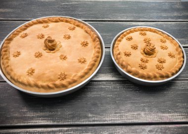 Üstünde yenilebilir süslemeler olan iki patates turtası.