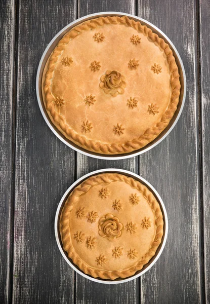 Dos pasteles de batata con decoraciones comestibles en la parte superior —  Fotos de Stock