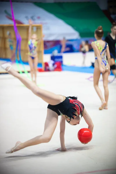 12-03-2020 KAZAN, RUSSIA: nastolatka z czerwoną piłką na turnieju gimnastycznym — Zdjęcie stockowe