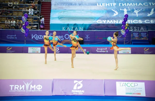 12-03-2020 RUSSIA KAZAN: 십 대 소녀들 이 체조 토너먼트에서 공을 가지고 공연하는 모습 — 스톡 사진