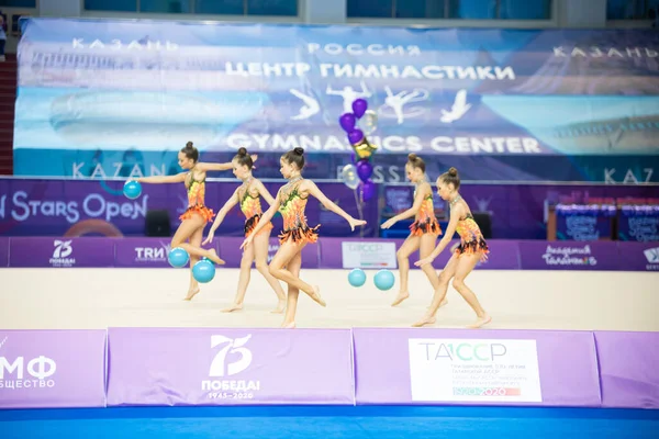12-03-2020 RUSSIA KAZAN: 십 대 소녀들 이 체조 토너먼트에서 파란색 공을 가지고 공연하는 모습 — 스톡 사진