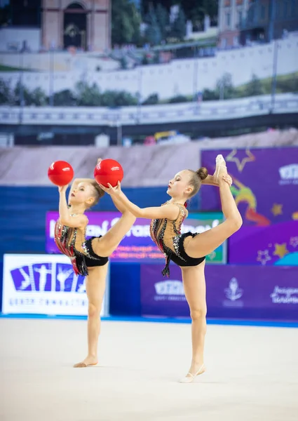 12-03-2020 KAZAN, RUSSIE : adolescentes en costume rouge vif jouant avec des balles sur le tournoi de gymnastique — Photo