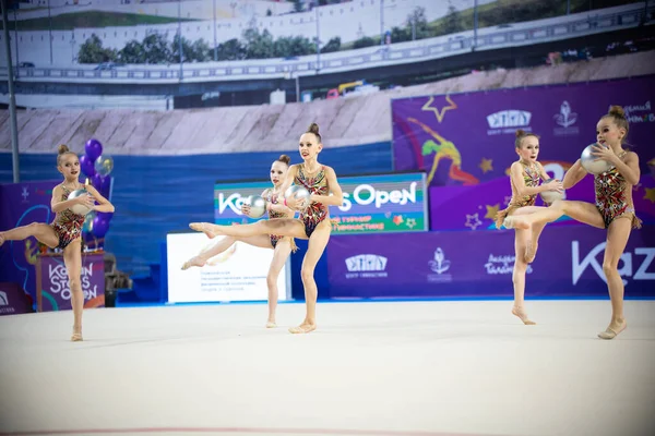 12-03-2020 KAZAN, RÚSSIA: garotas adolescentes em trajes coloridos de natação se apresentando com bolas no torneio de ginástica — Fotografia de Stock