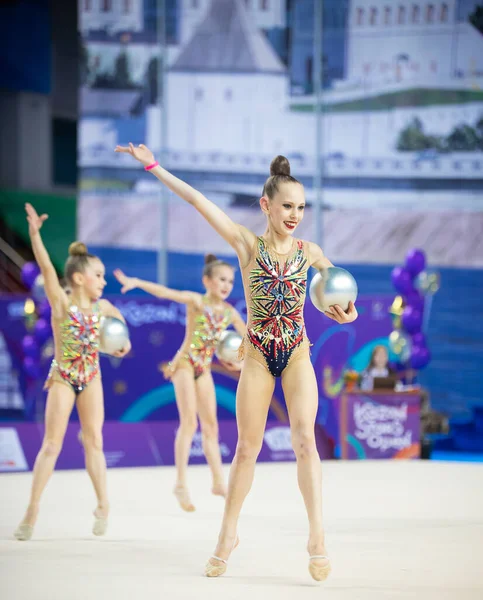 12-03-2020 ΚΑΖΑΝ, ΡΩΣΙΑ: Εφηβικά κορίτσια με πολύχρωμα μαγιό που παίζουν με ασημένιες μπάλες στο τουρνουά γυμναστικής — Φωτογραφία Αρχείου