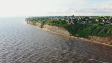 Köydeki eski tuğla kilisenin sonu kayalıklarda bitiyor.