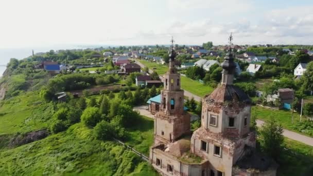 Dilapidated keresztény templom a falu vidéki házak — Stock videók