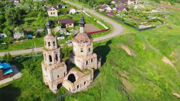 마을에 있는 다져진 기독교 교회 — 비디오