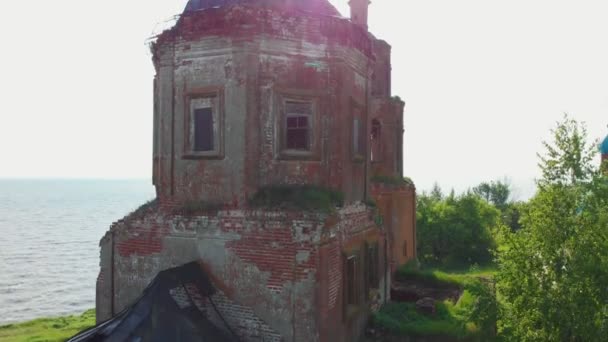 Gamla förfallna kristna kyrkan nära floden — Stockvideo