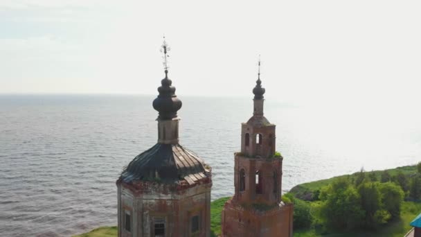 Antiga igreja cristã em ruínas com cúpulas negras perto do rio — Vídeo de Stock